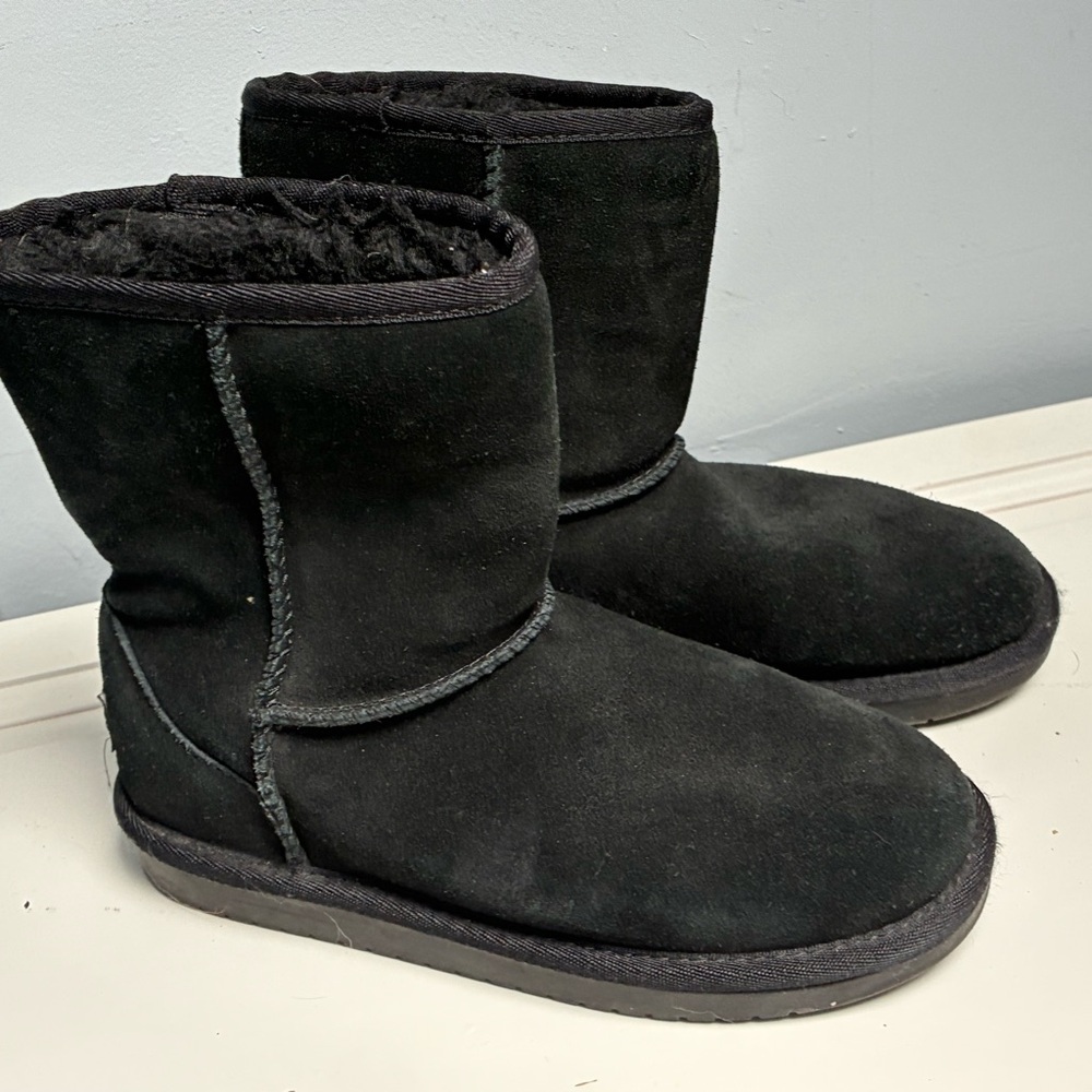 KOOLABURRA by UGGS youth size 2 black faux fur lined boots